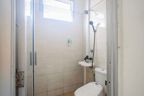 A small, clean bathroom with a shower, toilet, and sink. - Collection O Bogor Near Ipb University Formerly Yasmin (Dramaga)