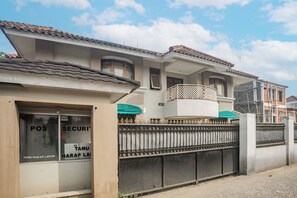 A two-story house with a balcony, a gated entrance, and a security office. - Collection O Bogor Near Ipb University Formerly Yasmin (Dramaga)