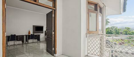 Family Suite | Desk, free WiFi, bed sheets