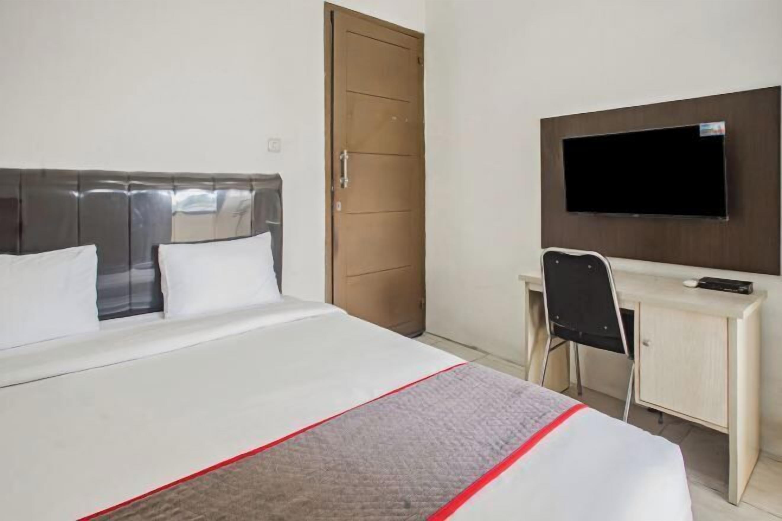 Desk, free WiFi, bed sheets