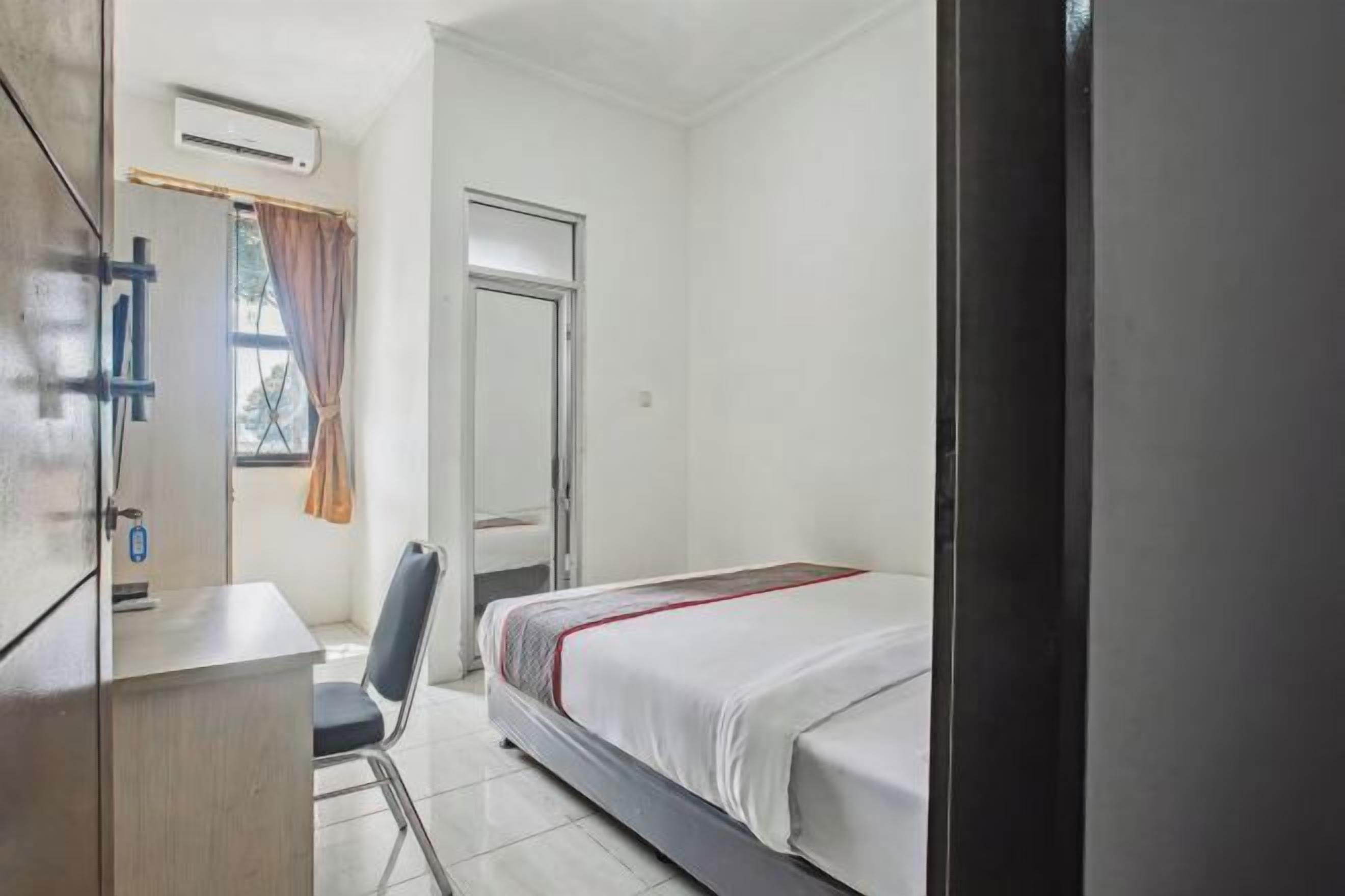 Desk, free WiFi, bed sheets