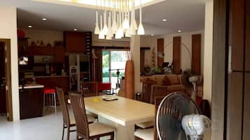 Villa, 4 hálószobával, privát medence, vízpartra néző | Privát konyha | Hűtőszekrény, főzőedények/tányérok/evőeszközök és tisztítószerek