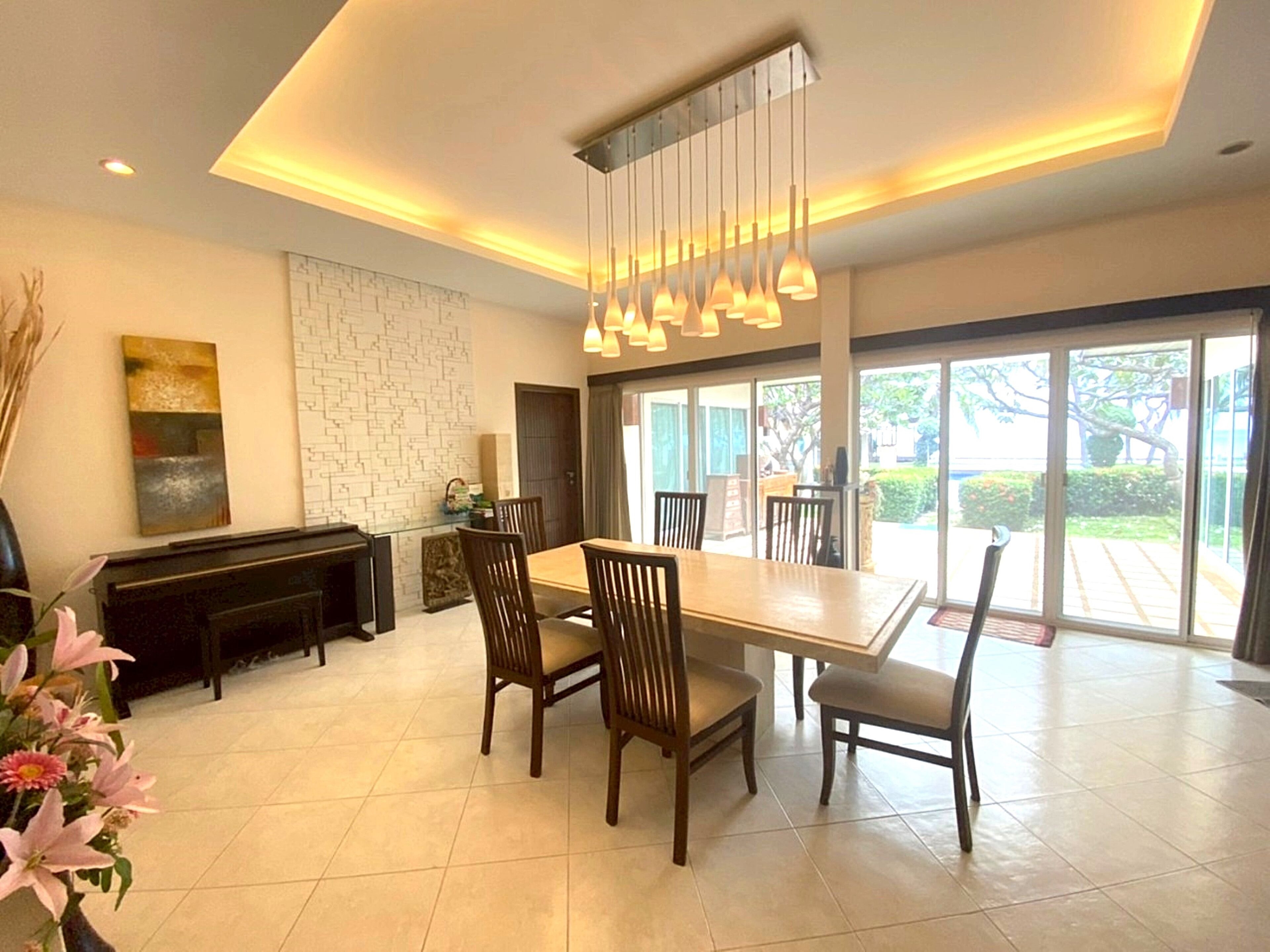 Villa, 4 Schlafzimmer, eigener Pool, Strandnähe | Wohnbereich | 50-Zoll-LED-Fernseher mit Kabelempfang
