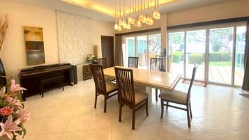 Villa, 4 Schlafzimmer, eigener Pool, Strandnähe | Wohnbereich | 50-Zoll-LED-Fernseher mit Kabelempfang
