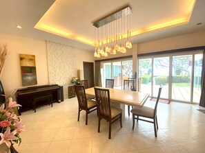 Villa, 4 chambres, piscine privée, en face de la plage | Aire de séjour | Téléviseur à DEL de 50 po avec télévision par câble