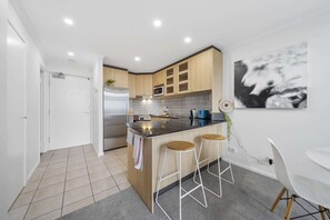 Fridge, microwave, oven, stovetop - Loft-Style CBD 1-Bed with Rooftop Terrace & BBQ (Canberra)