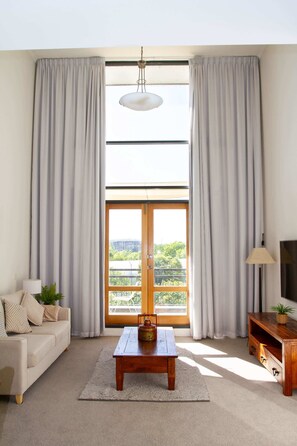 TV - Loft-Style CBD 1-Bed with Rooftop Terrace & BBQ (Canberra)