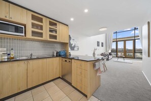 Fridge, microwave, oven, stovetop - Loft-Style CBD 1-Bed with Rooftop Terrace & BBQ (Canberra)