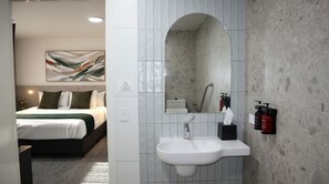 Regadera, amenidades de baño gratuitas, secadora de cabello, toallas 