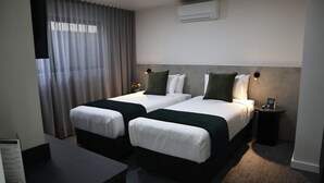 デラックス ツインルーム シングルベッド 2 台 禁煙 | 高級寝具、ピロートップベッド、デスク、ノートパソコン用作業スペース