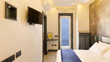 3 habitaciones, tabla de planchar con plancha y cuna de viaje