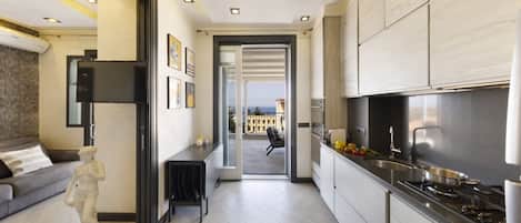 Een koelkast, een microgolfoven, een oven, een kookplaat