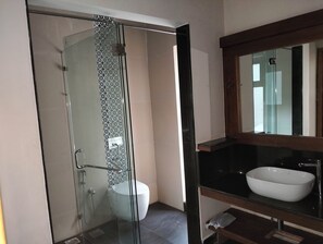 Villa | Bad | Dusj, toalettartikler (inkludert), hårføner og tøfler