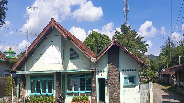 A two-story building with a sign indicating it is a hotel. - Hotel O Agung Banjarnegara (Banjarnegara)