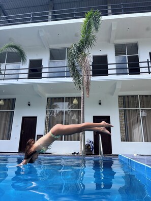 Outdoor pool - Queen's Bay Hotel (Arugam Bay)