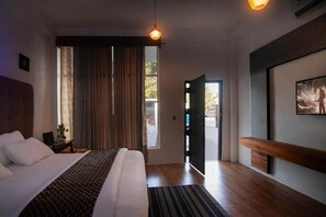 Deluxe Room | Desk, laptop workspace - Queen's Bay Hotel (Arugam Bay)