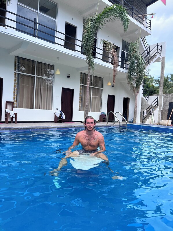 Outdoor pool - Queen's Bay Hotel (Arugam Bay)