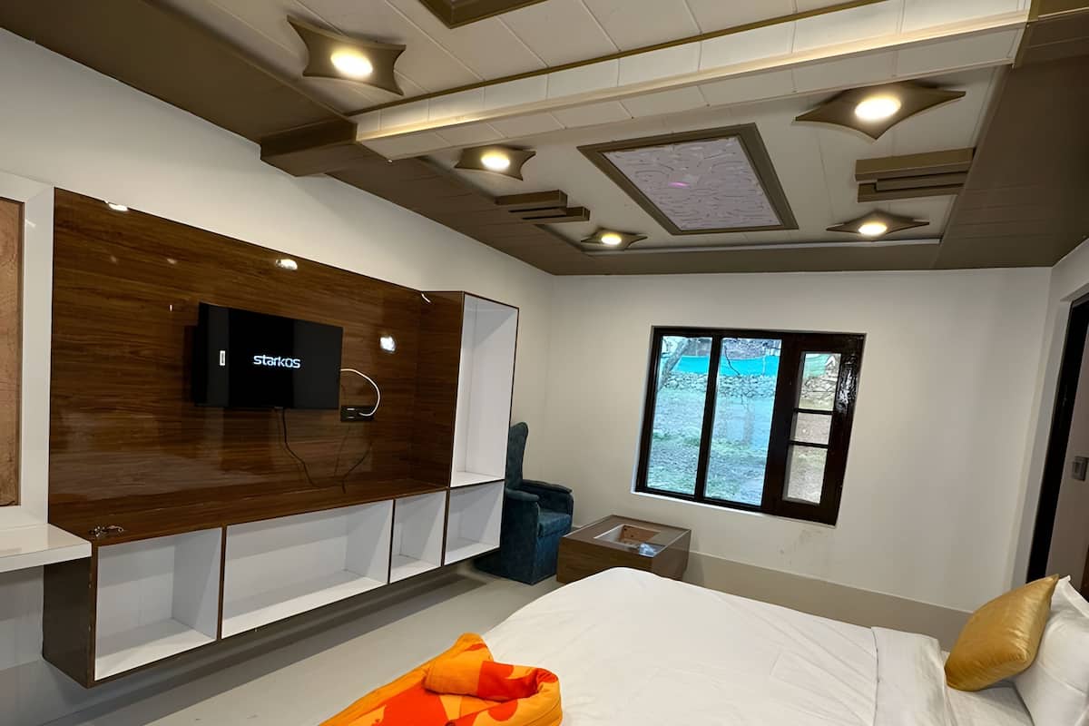 Quarto casal superluxo, sacada, vista para a montanha | Escrivaninha, espaço de trabalho para notebook, Wi-Fi de cortesia