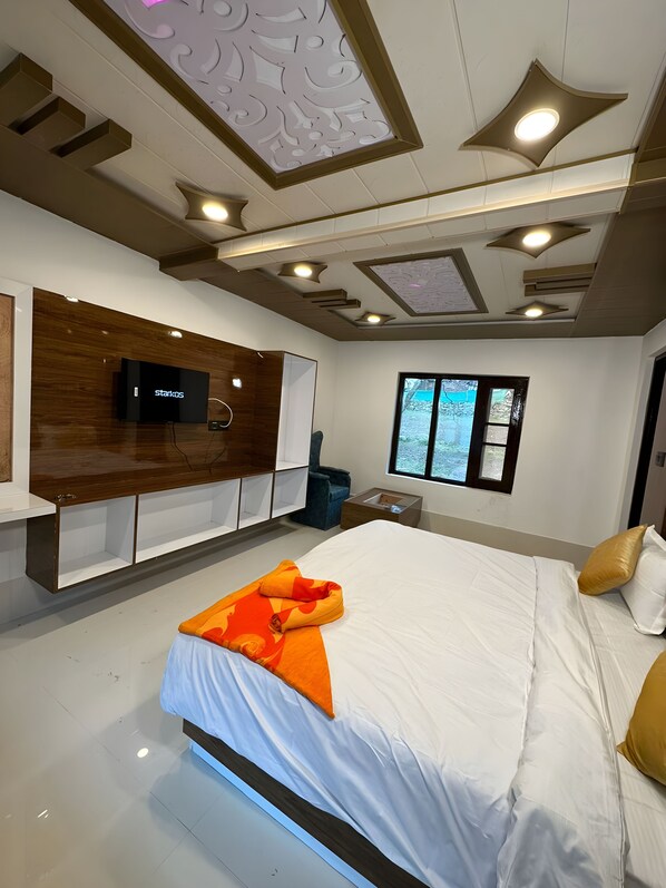 Luxury Double Room, Balcony, Mountain View | Desk, laptop workspace, free WiFi - Shabnam Resort (Anantnag)