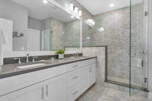 Dusche, Haartrockner, Handtücher, Seife