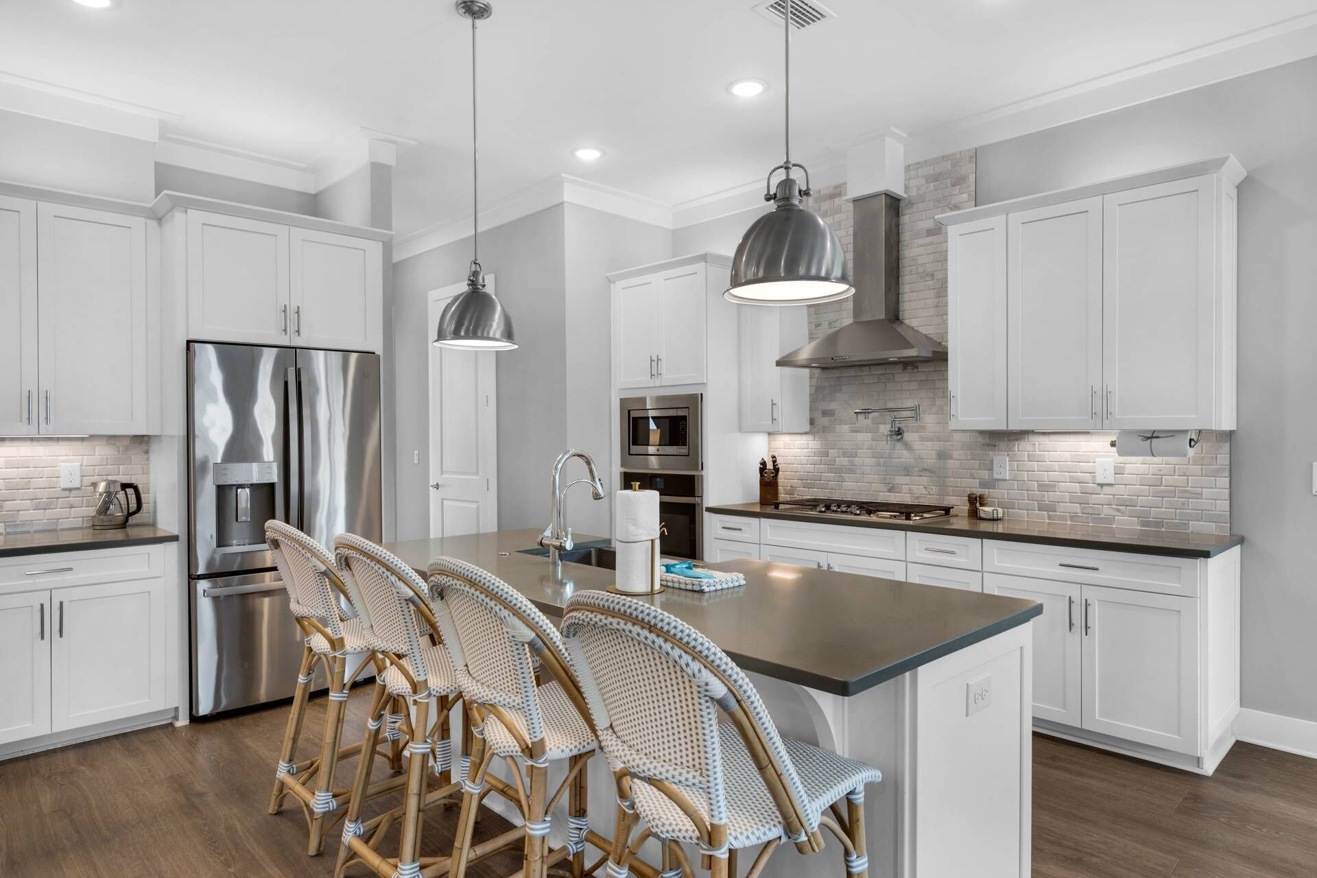 Kjøleskap, mikrobølgeovn, oppvaskmaskin og kaffetrakter/tekoker