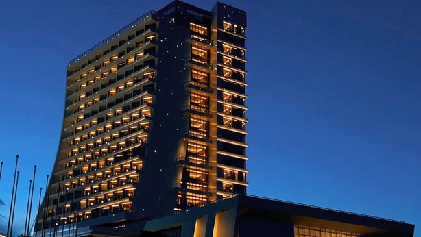 A high-rise hotel with multiple floors and balconies, featuring a modern architectural design. - WHITE SWAN HOTEL SHANTOU (Shantou)