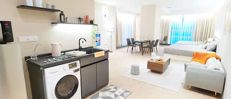 Estudi Deluxe, vistes a la ciutat | Escriptori, habitacions insonoritzades i planxa i posts de planxar