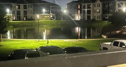 Charming 1-bedroom apartment in Baytown with lake views , fitness room, WiFi