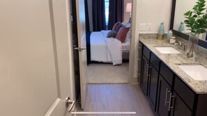 1 bedroom, WiFi, bed sheets - Charming 1-bedroom apartment in Baytown with lake views , fitness room, WiFi (Baytown)