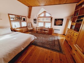 3 habitaciones, escritorio, tabla de planchar con plancha y wifi gratis