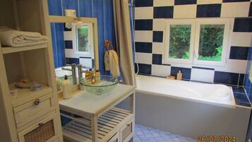 Articles de toilette écologiques, sèche-cheveux, serviettes fournies