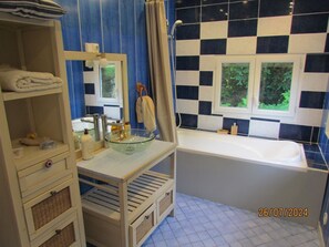 Eco-friendly toiletries, hair dryer, towels, soap - Twelfth-century mill in a green setting. (Bersac-sur-Rivalier)