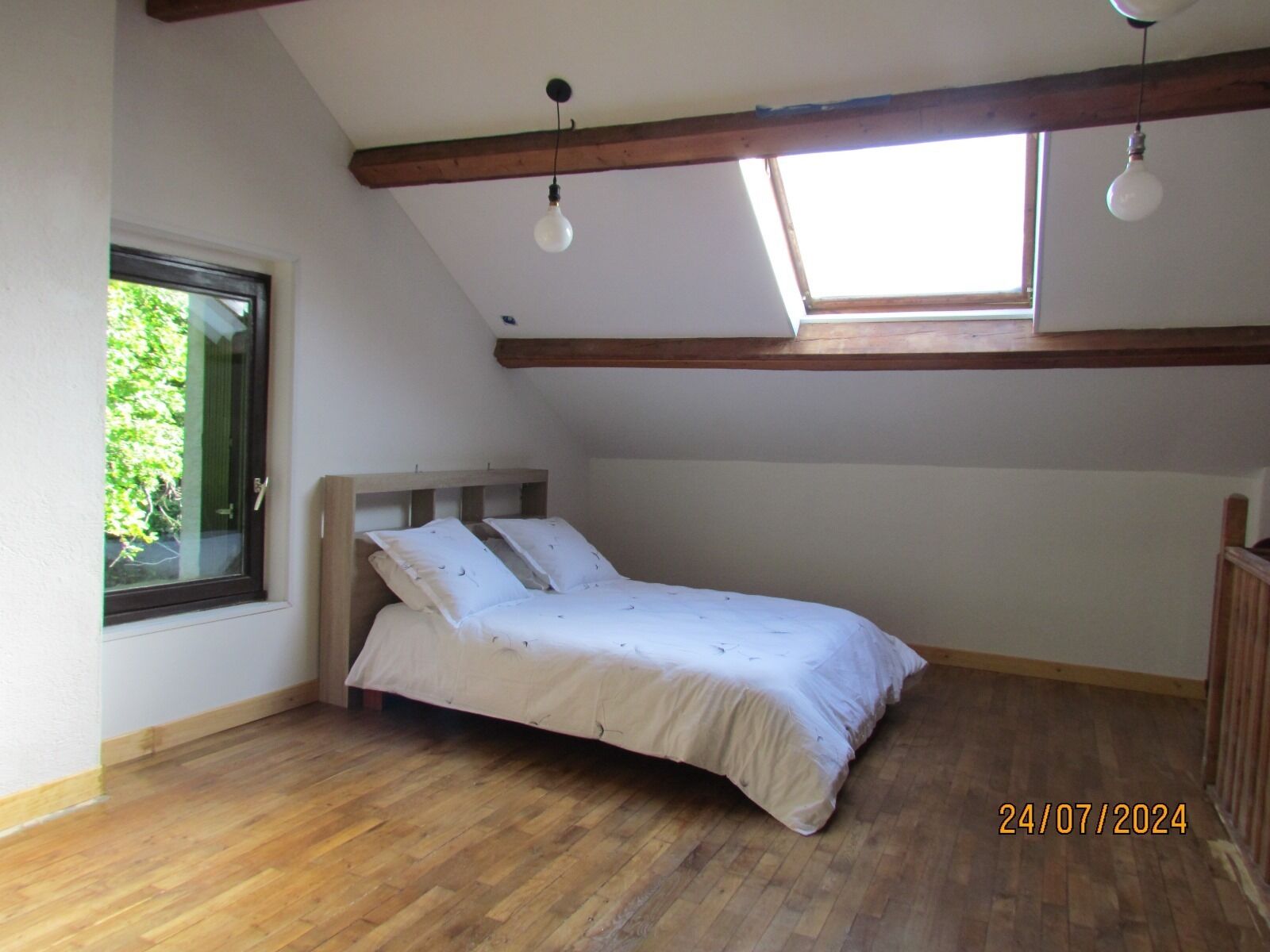 1 slaapkamer, een bureau, een strijkplank/strijkijzer, reisbedje