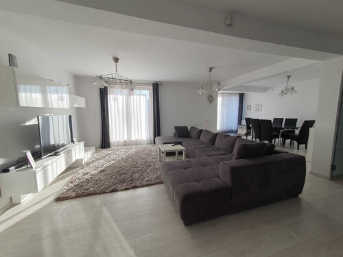 Charming 4-bedroom villa with WiFi, fitness room in enchanting Pitești