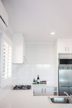 Private kitchen - 42 Banksia by the BnB Collection (Centennial Park)
