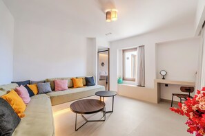 Suite – deluxe, balkong, delvis sjøutsikt | Oppholdsområde