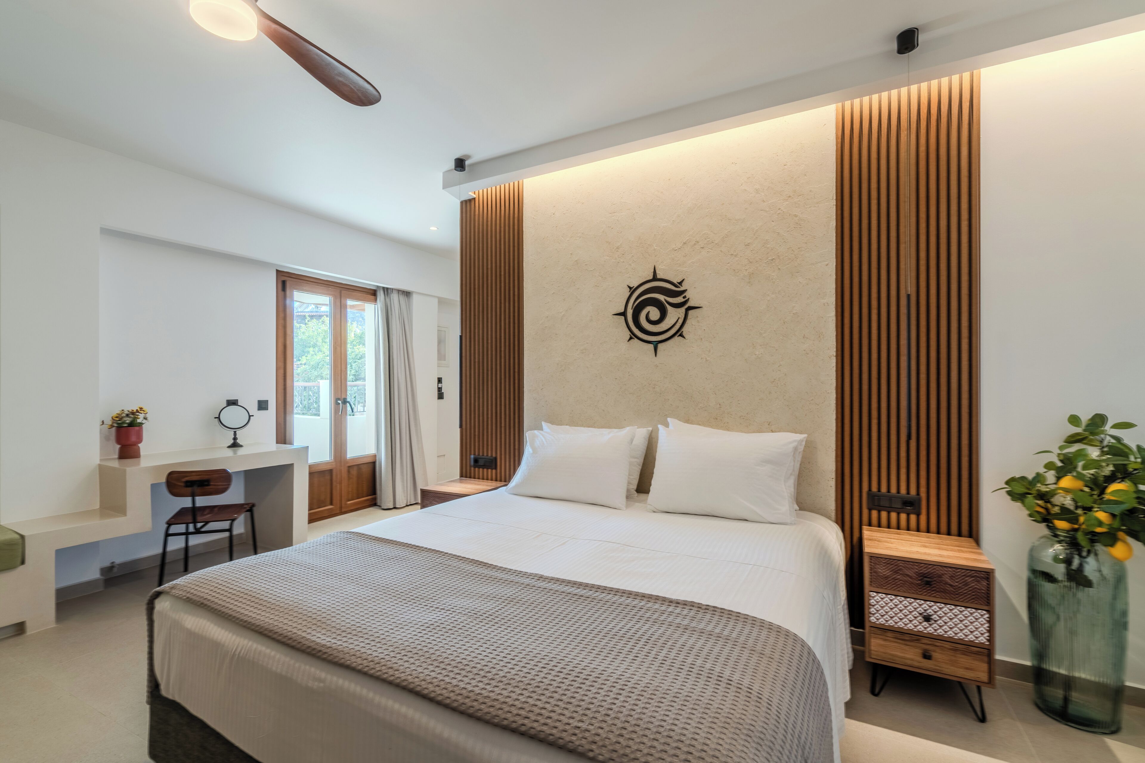 Un dormitorio moderno con una cama grande, un escritorio y una silla.