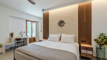 Un dormitorio moderno con una cama grande, un escritorio y una silla.