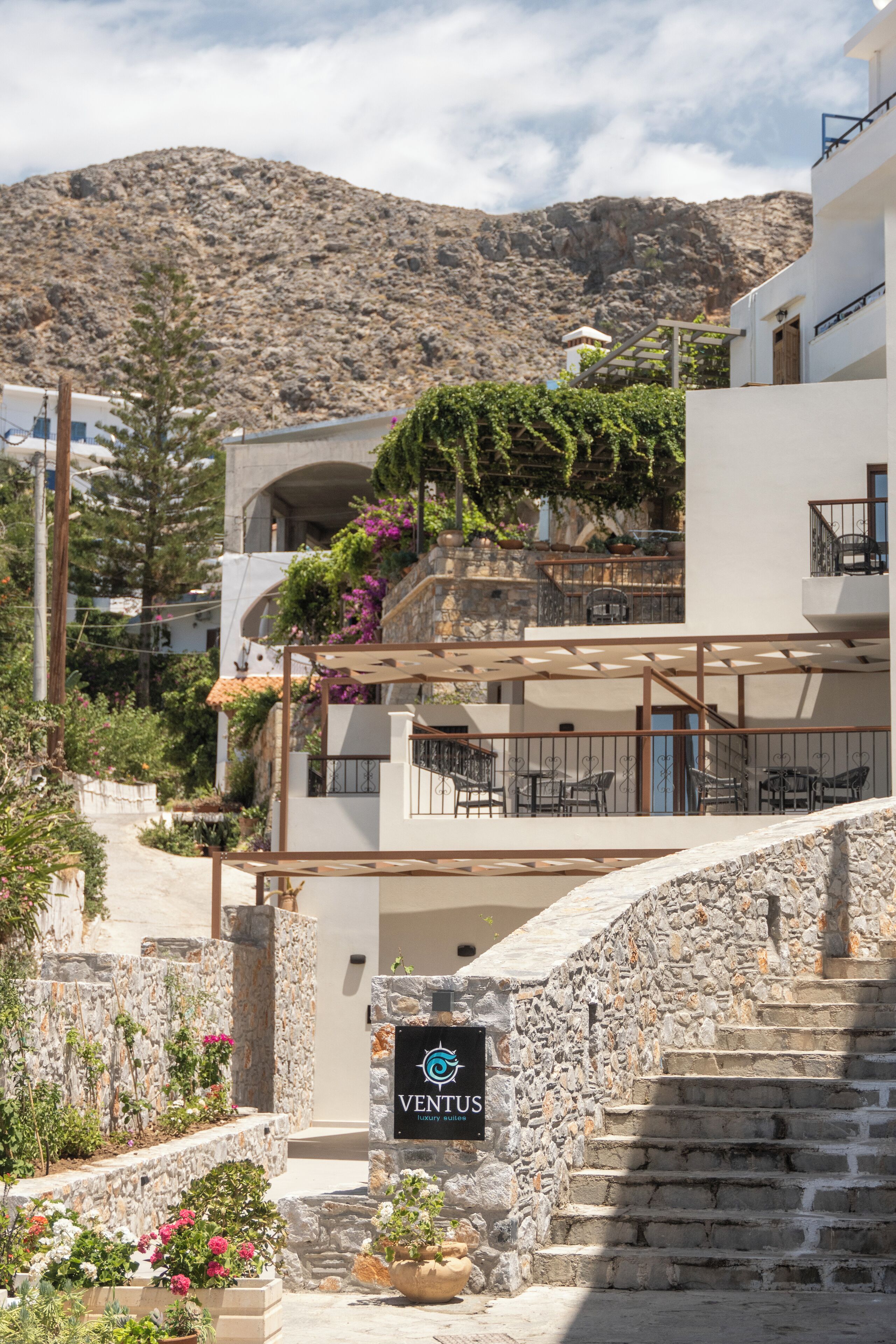 Una escala de pedra que mena a un edifici modern amb seients a l'exterior i un rètol que diu "VENTUS".