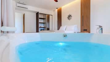 Suite Deluxe, balcón, vista parcial al mar | 1 habitación, cortinas blackout, insonorización y wifi gratis