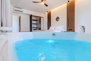 Suite – deluxe, balkong, delvis sjøutsikt | 1 soverom, blendingsgardiner, lydisolert og wi-fi (inkludert)