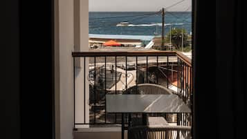 Suite Deluxe, balcón, vistas parciales al mar | Terraza o patio