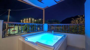 Suite, 1 cama matrimonial, para no fumadores, vista parcial al mar | Terraza o patio