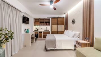 Suite superior, 1 cama matrimonial y sofá cama, para no fumadores, vista parcial al mar | 1 habitación, cortinas blackout, insonorización y wifi gratis
