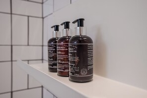 Chuveiro, secador de cabelo, toalhas de banho, sabonete