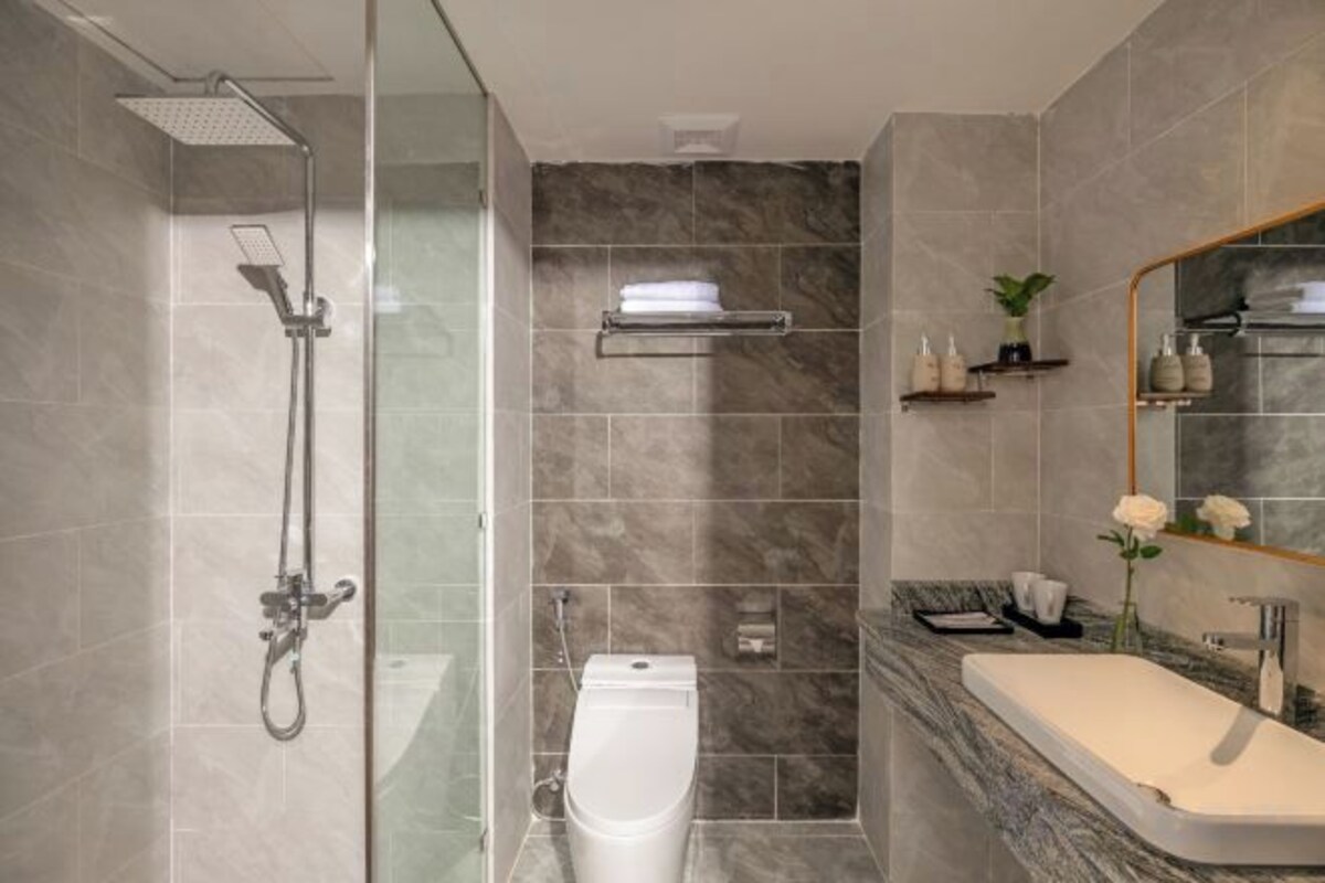 Douche, douche à « effet pluie », articles de toilette gratuits