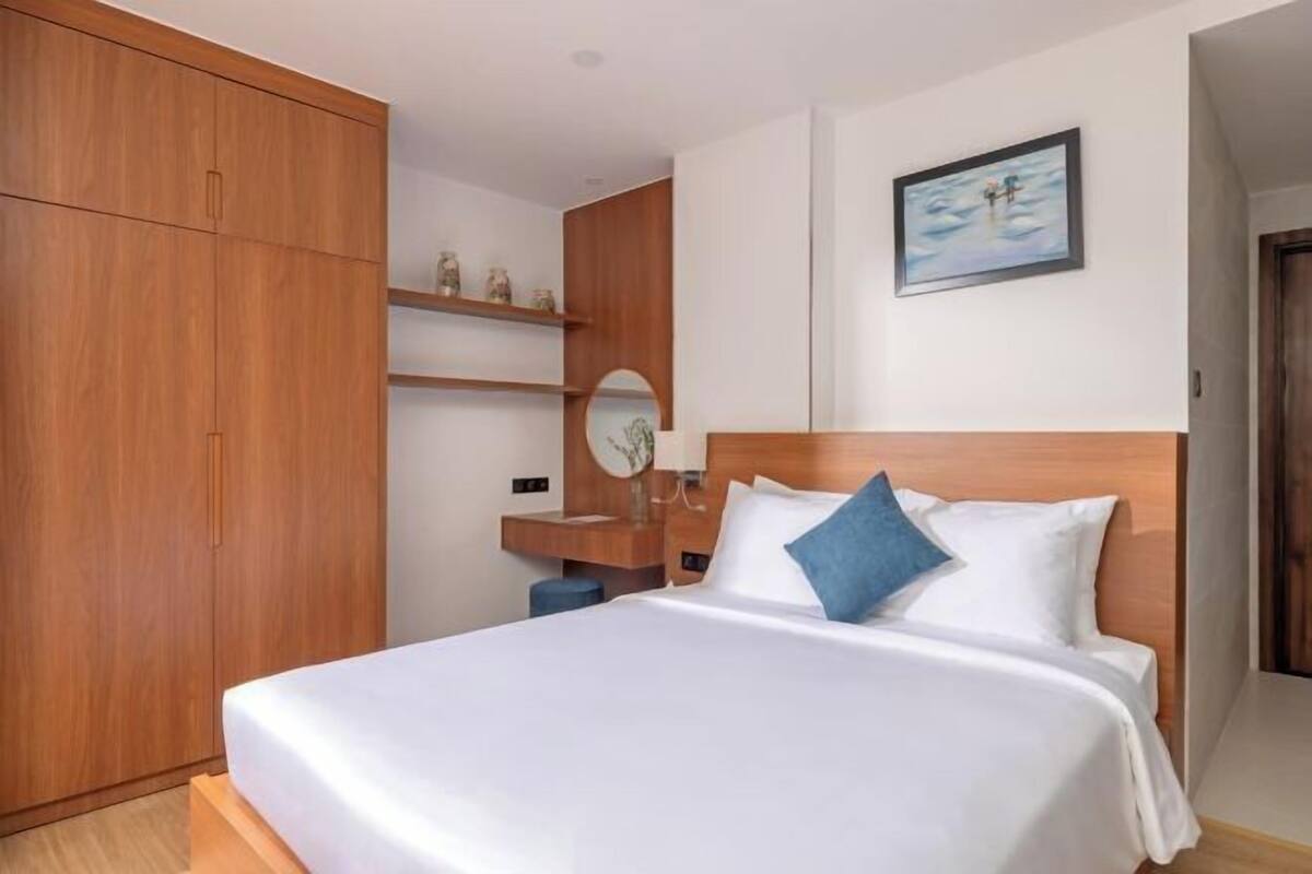 Cortinas opacas, sistema de insonorización, wifi gratis y ropa de cama