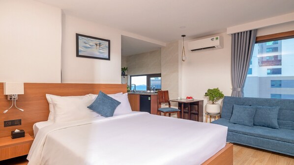 Executive Double Room, Kitchenette, Partial Ocean View | Blackout drapes, soundproofing, free WiFi, bed sheets