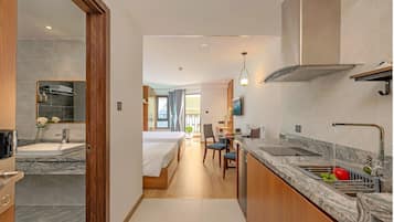 Cortinas blackout, insonorización, wifi gratis y ropa de cama