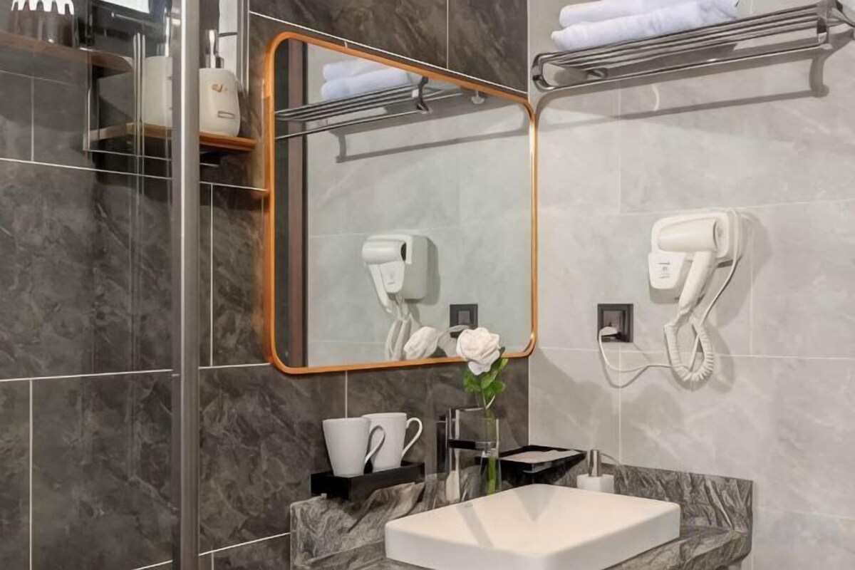 Douche, douche à « effet pluie », articles de toilette gratuits